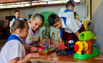 Agradecen escuelas en Holguín entrega de estaciones solares