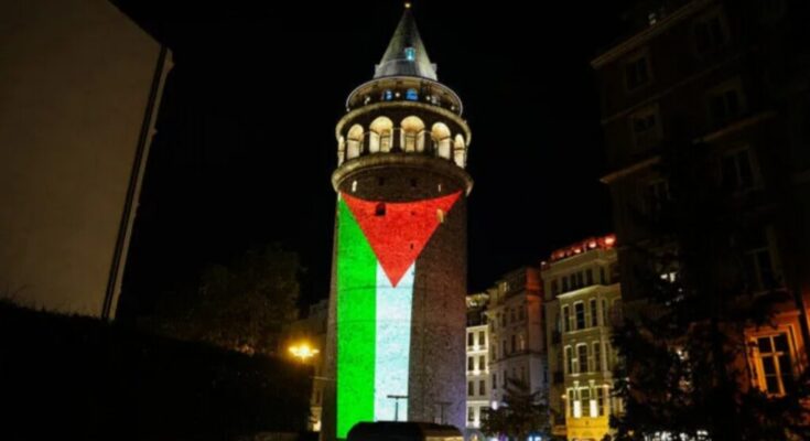 Torre de Gálata se ilumina con los colores de la bandera palestina
